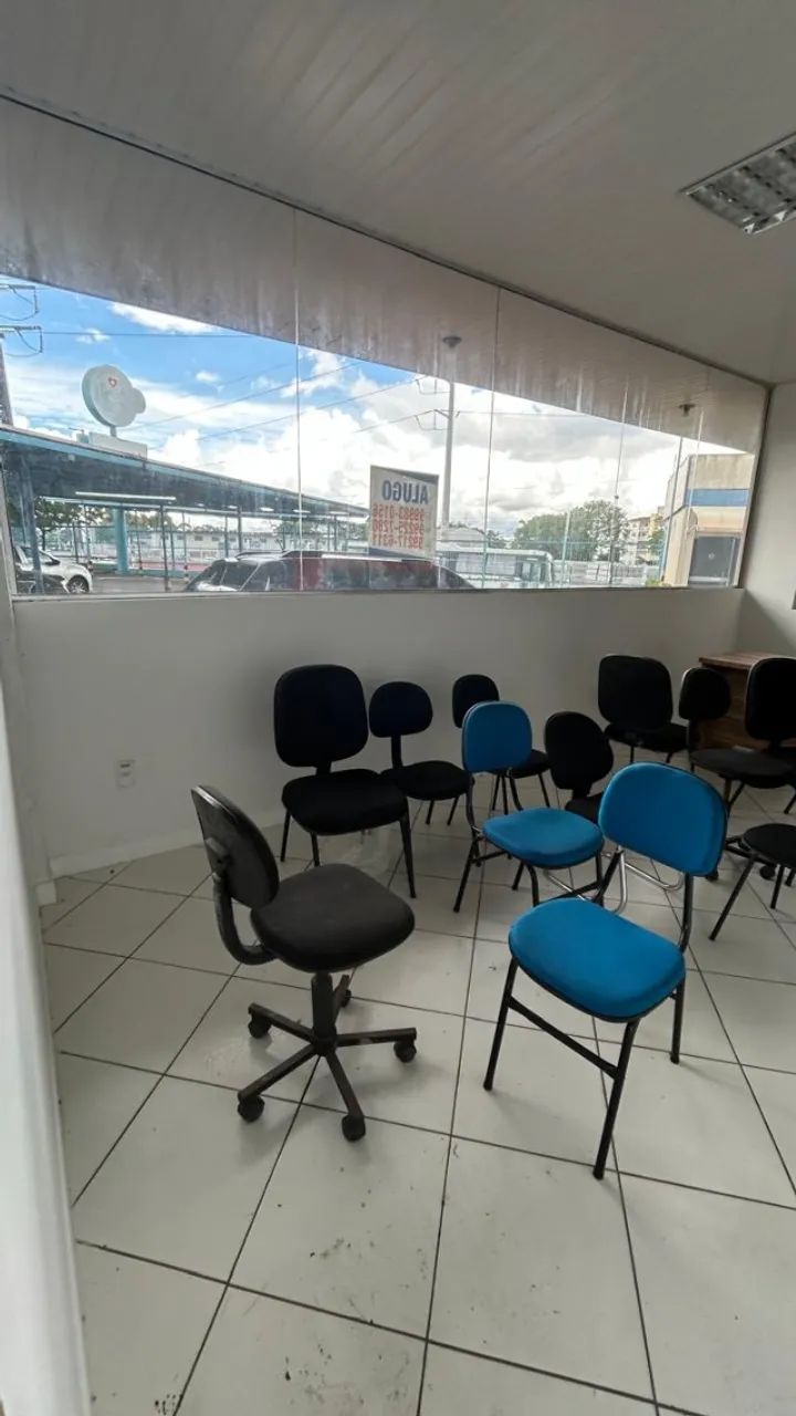 Mesa de Escritório com várias cadeiras