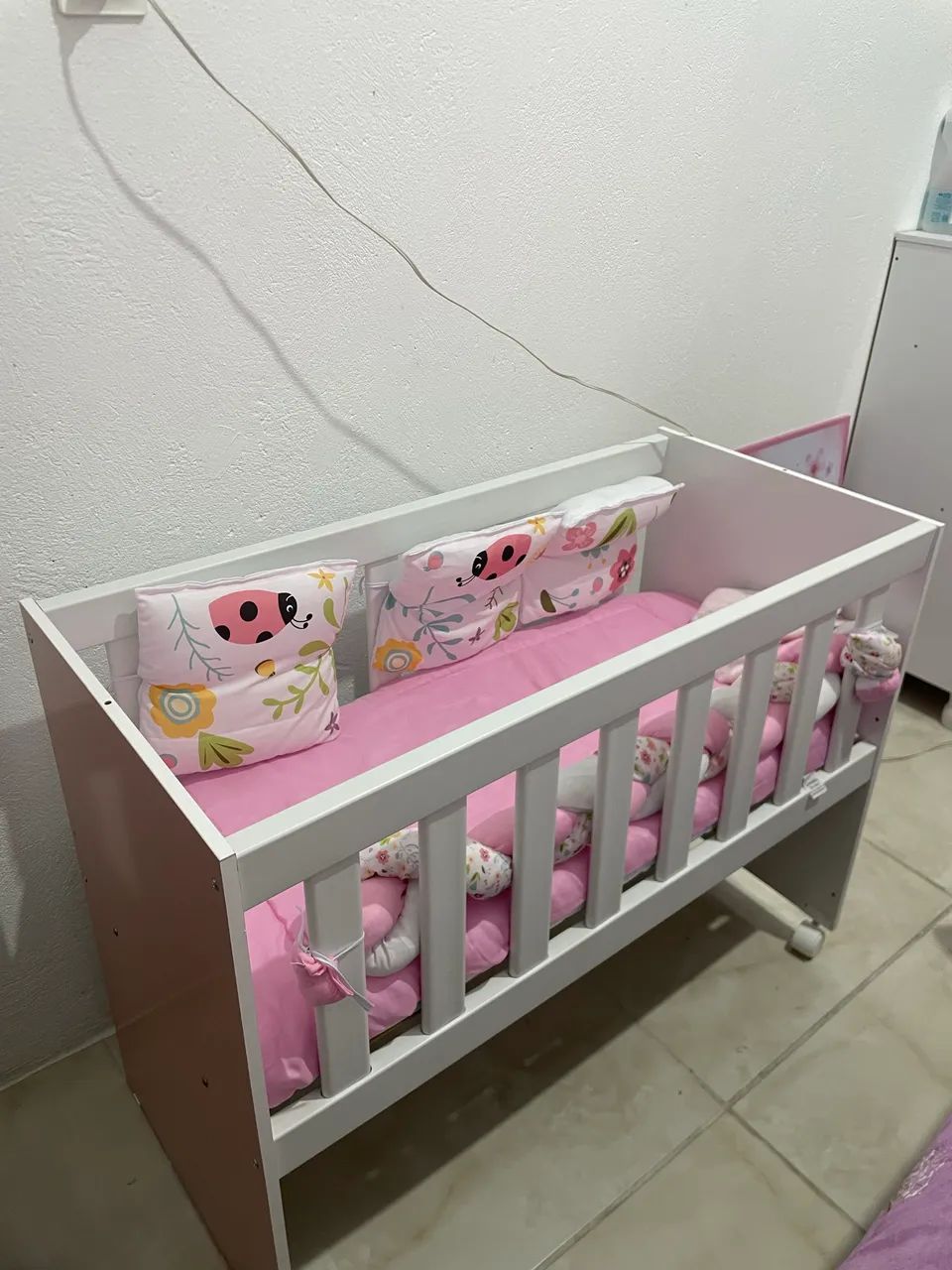 Vendo mini berço feminino branco com rosa com colchão - Foto 4