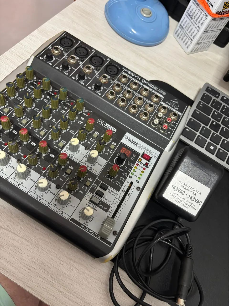 Mesa de Som Behringer Xenyx QX1202USB ? 12 Canais com Efeitos