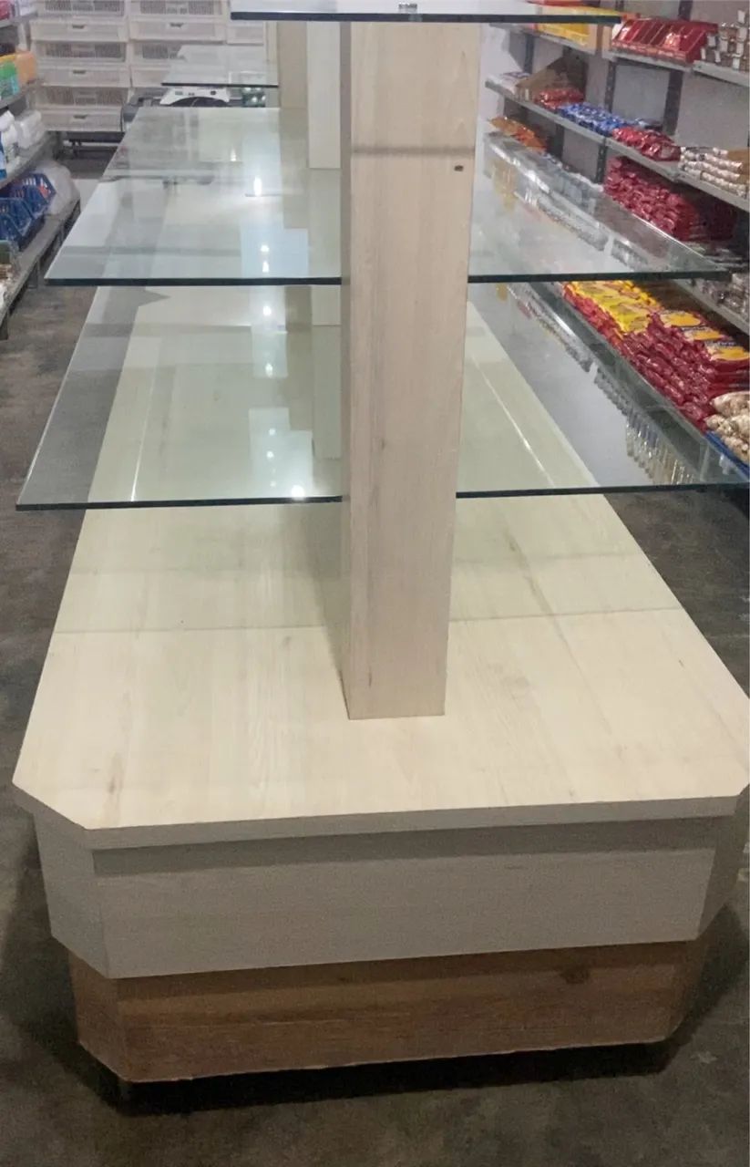 Móvel projetado em vidro temperado 