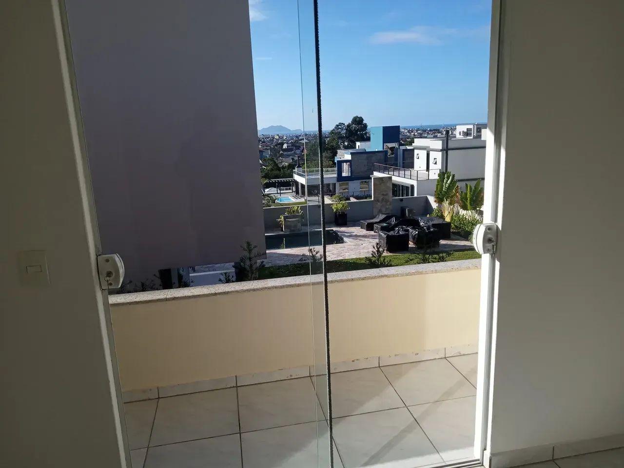 Sobrado para aluguel possui 80 metros quadrados com 2 quartos