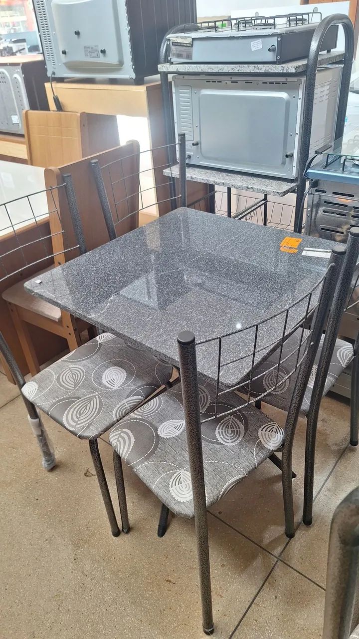 Mesa com 4 cadeiras 