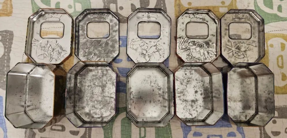 Conjunto Pokemon TCG (latas, broche, moedas e boneco) - Foto 5