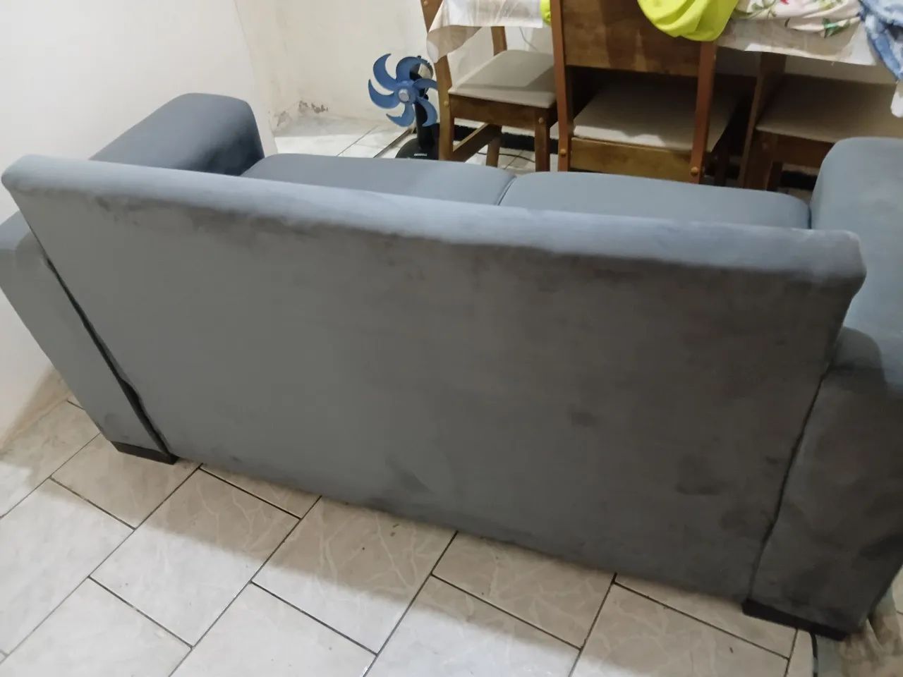 Um sofá de 2 lugares mais e como se fosse 3  lugares. - Foto 5