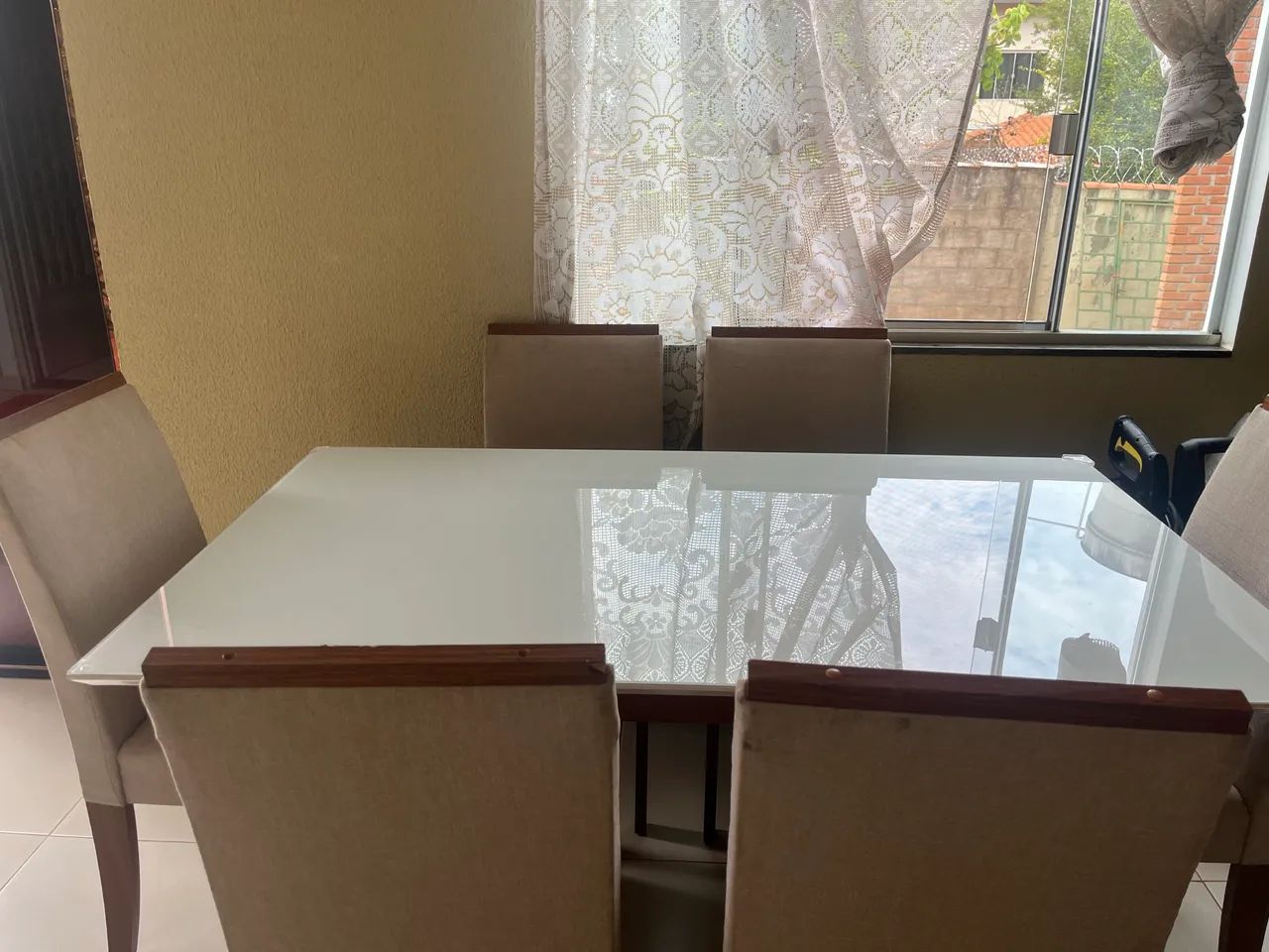 Mesa com tampo de vidro com 6 cadeiras em MDF - Foto 3