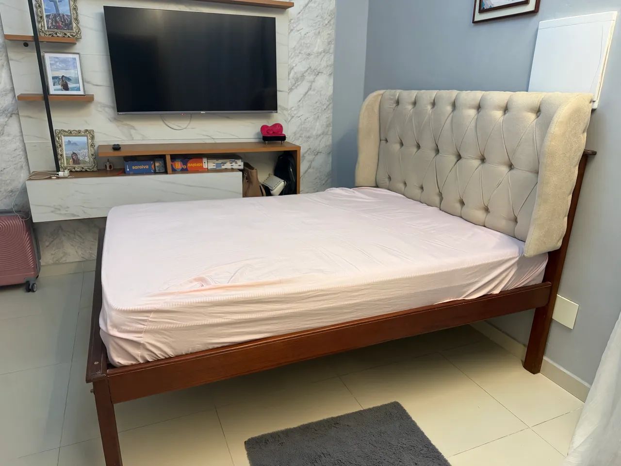 CAMA DE MADEIRA COM CABACEIRA E COLCHÃO 