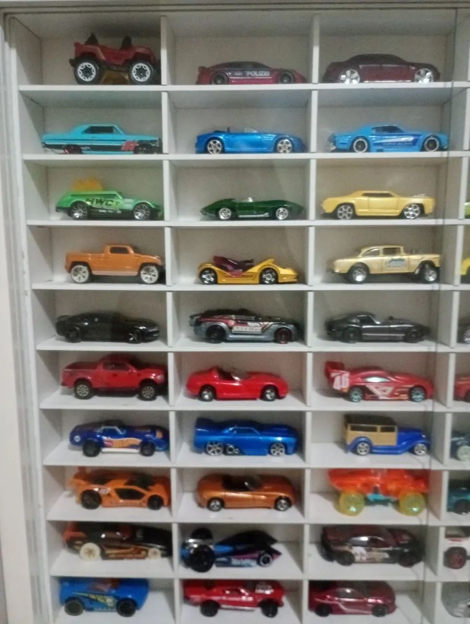 60 carrinhos Hotwheels + expositor - Foto 2