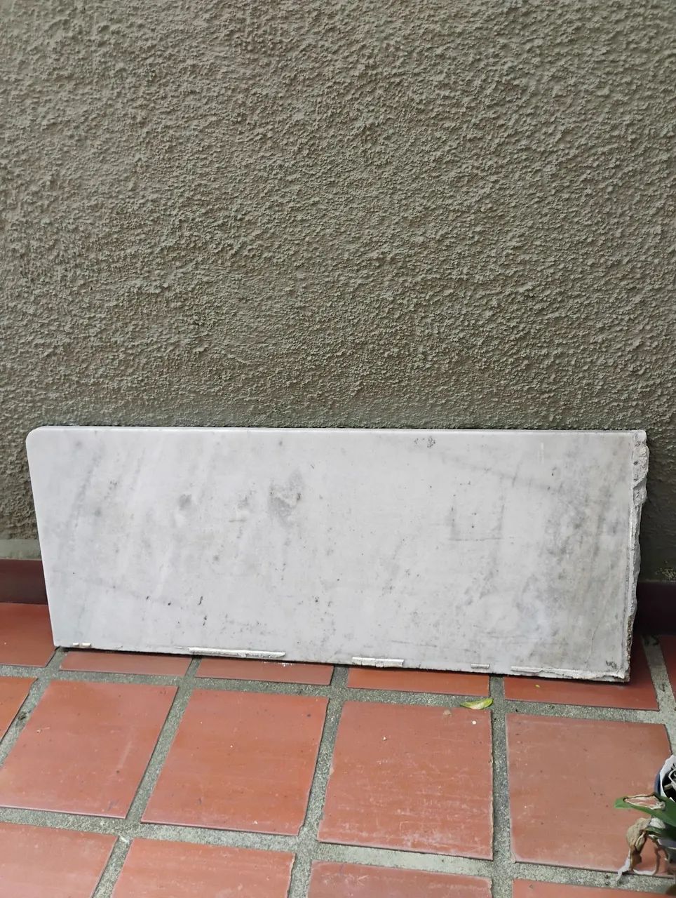 Pedra de mármore: comprimento 1,25, largura 0,55, espessura 0,3.