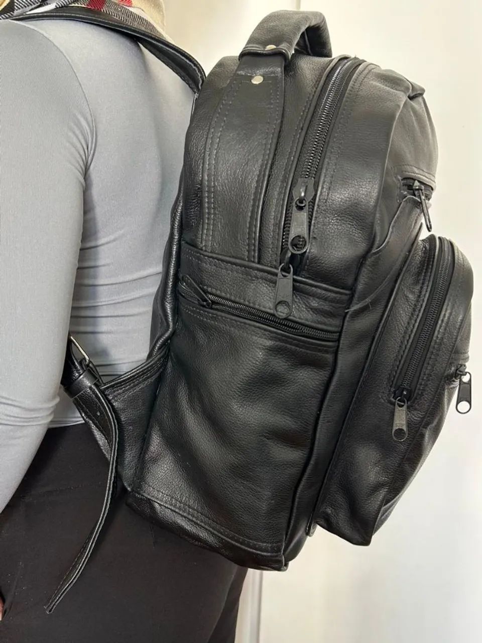 Mochila de COURO Preta tamanho M - Foto 4