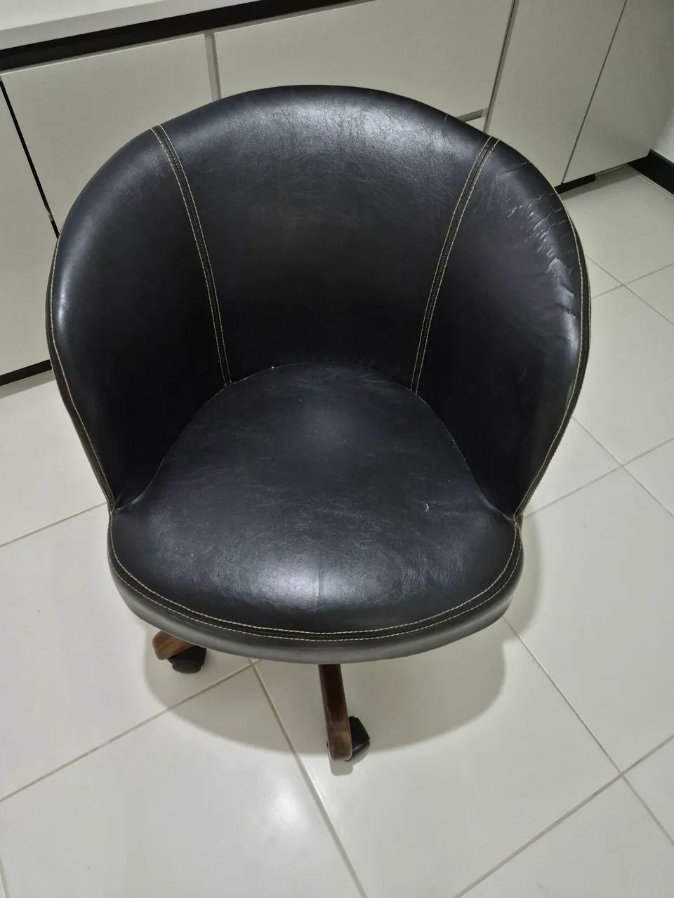 POLTRONA GIRATORIA EM COURO - Foto 5