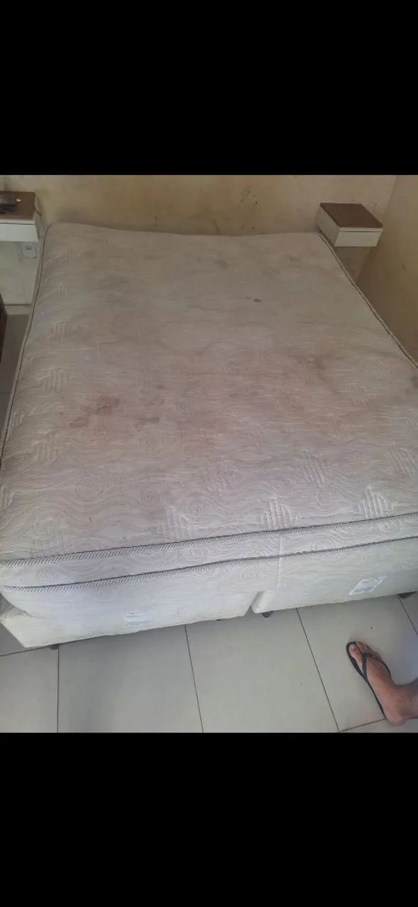 Cama casal com manchas 