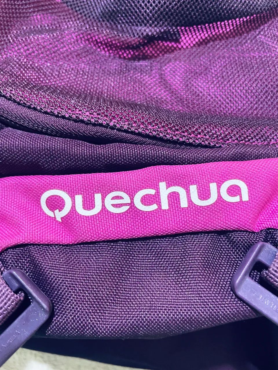  Mochila cargueira Quechua Forclaz 50 litros seminova  rosa e bordeaux (vinho) - Foto 3