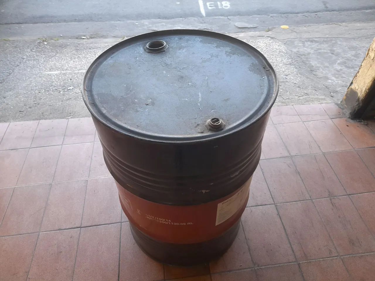 Vende se tonel se 200 litros 