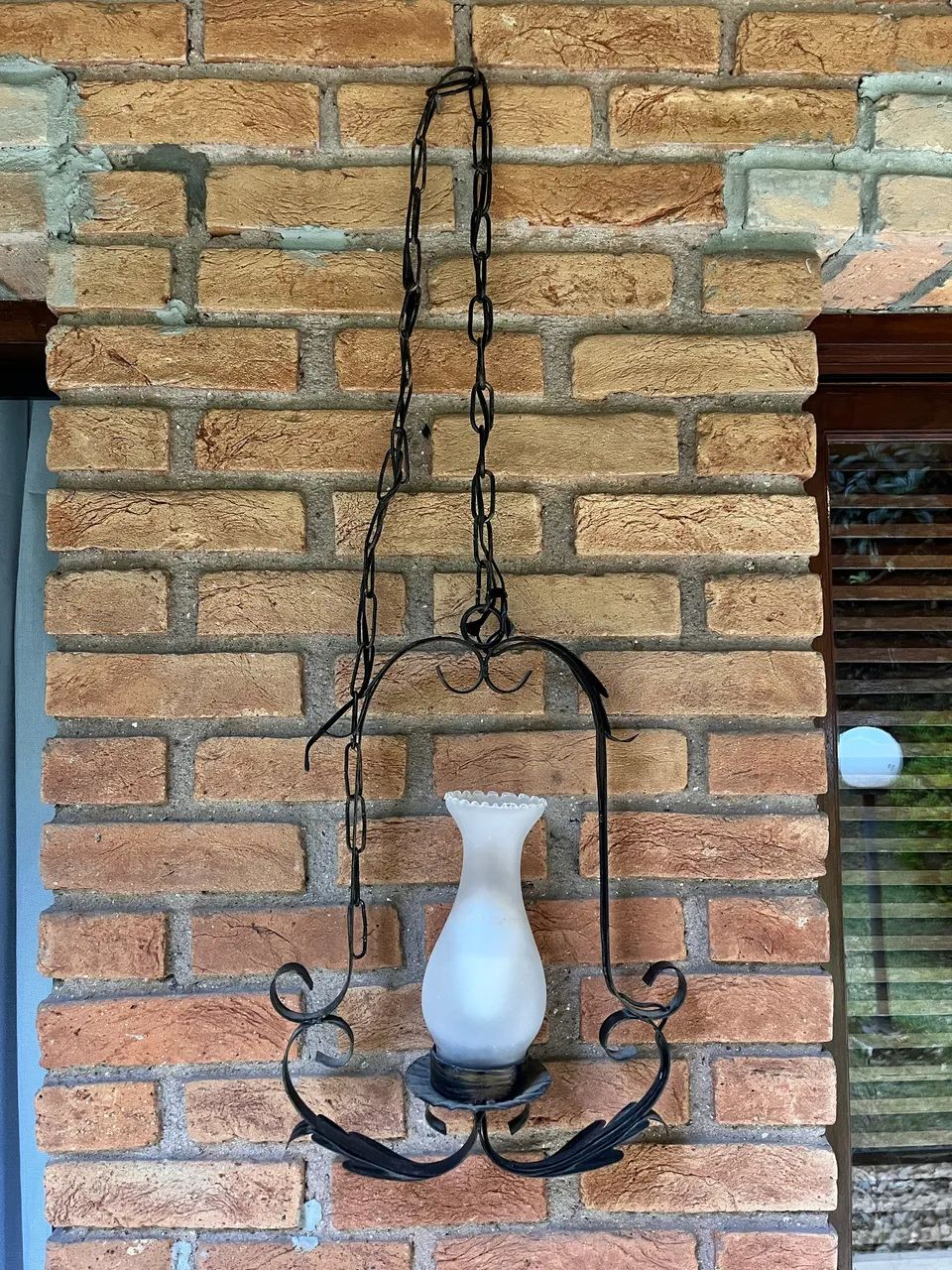 Lustre Rústico em Ferro com Vidro Leitoso