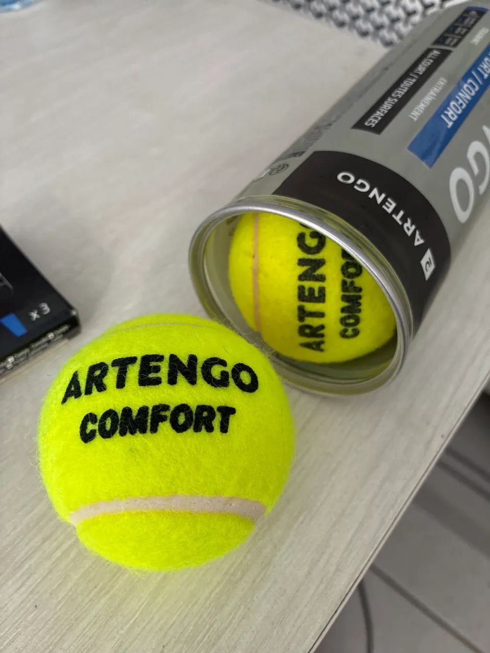 Kit 3 bolinhas + 2 overgrips nunca usados  - Foto 2