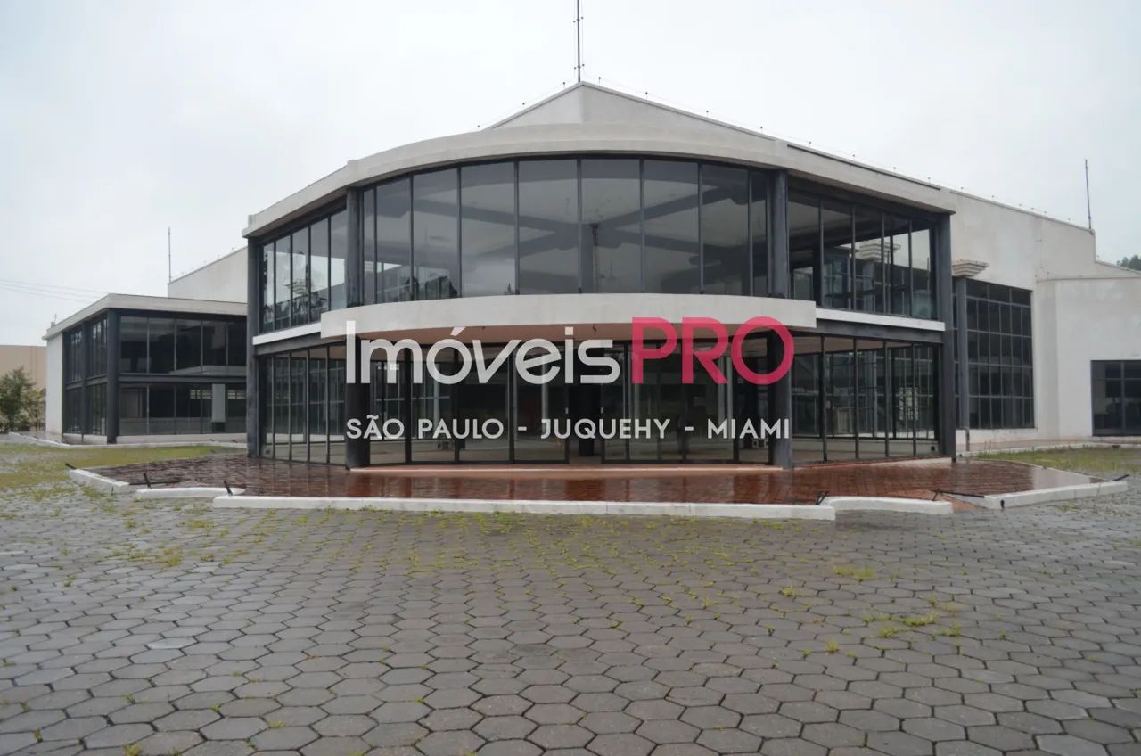 Complexo Comercial às Margens da Rodovia Castelo Branco sentido interior