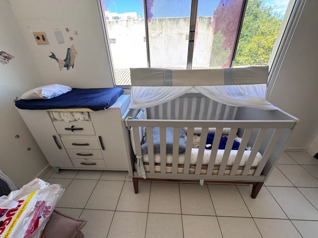 Berço retrô lindo + cômoda 