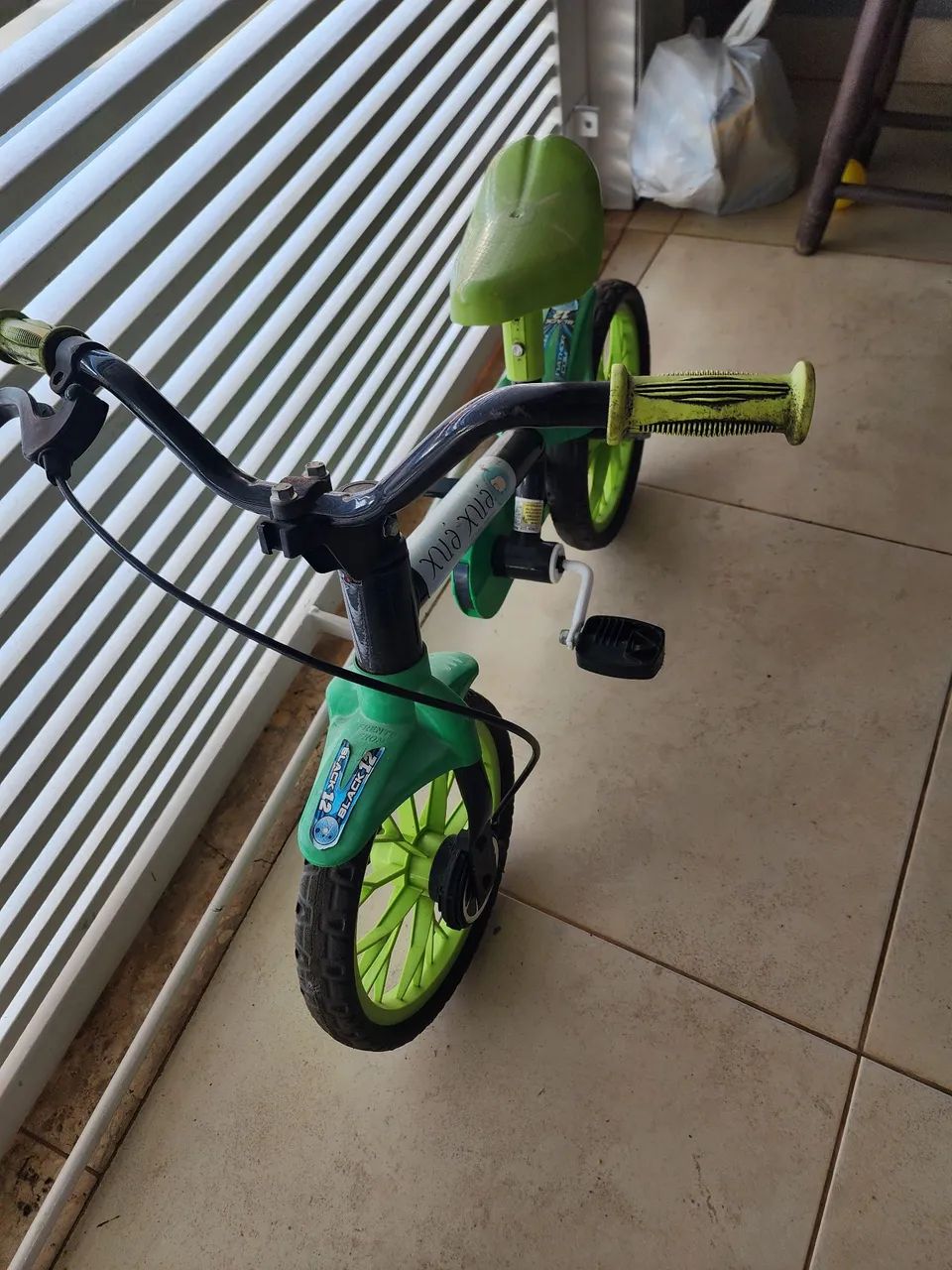 Bicicleta infantil aro 12 com rodinhas - Foto 3