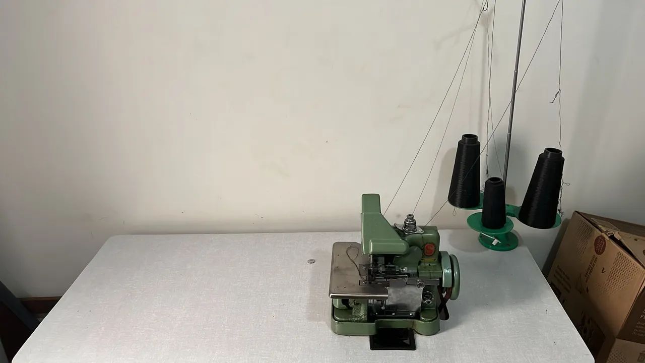 Máquina overlock singer - Foto 2
