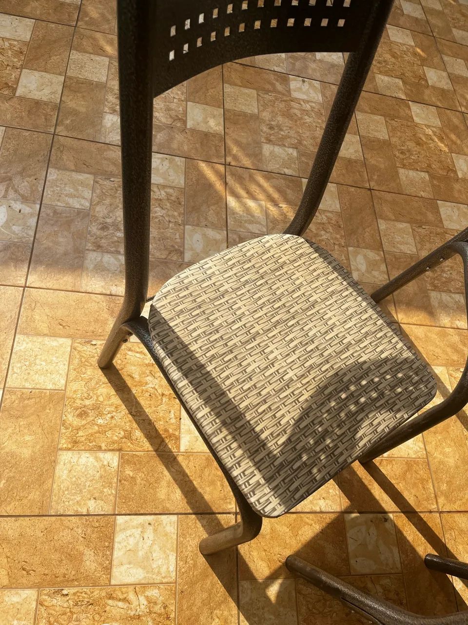 Mesa com quatro cadeiras  - Foto 4