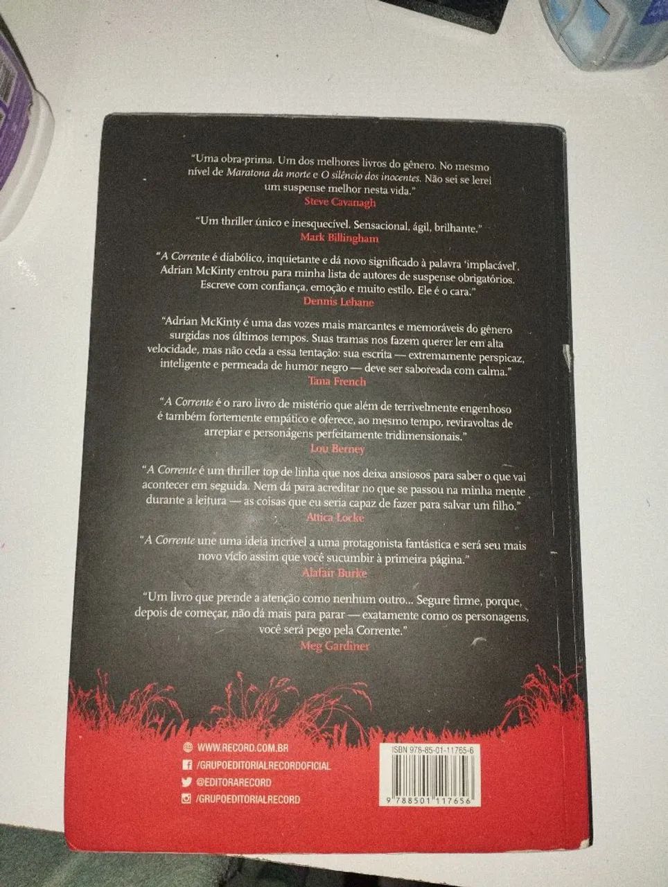 Livro A Corrente - Adrian McKinty - Foto 2