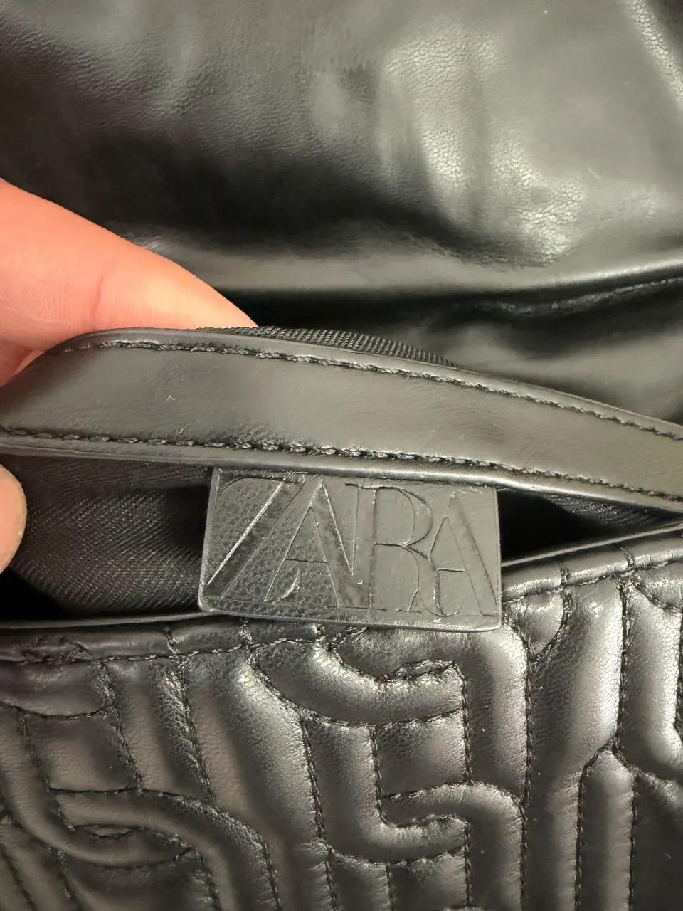 Bolsa Zara preta com corrente dourada  - Foto 2