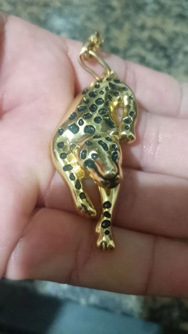 Pingente de onça dourada