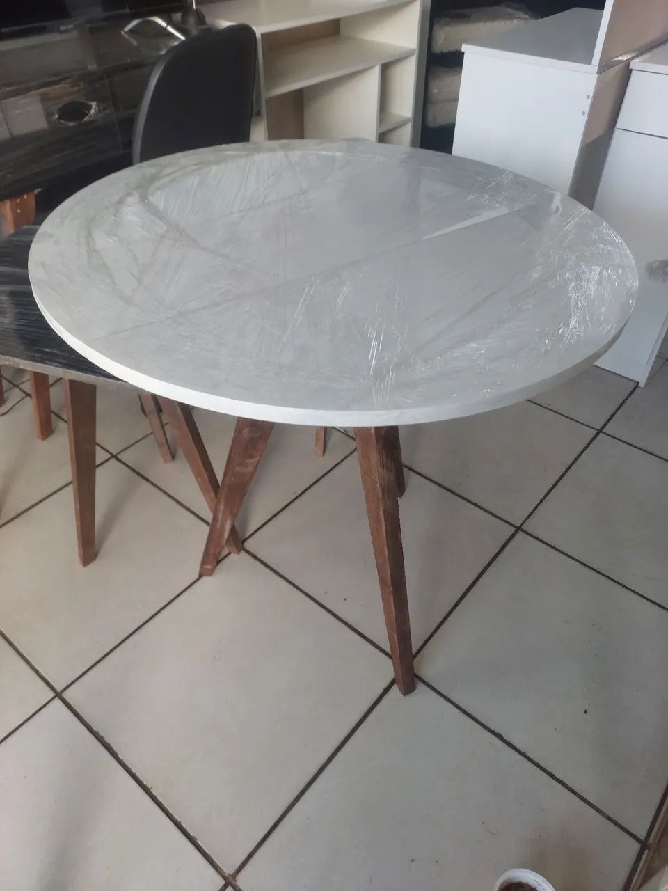 Mesa com tampo de mdf e pés de madeira nova  - Foto 2
