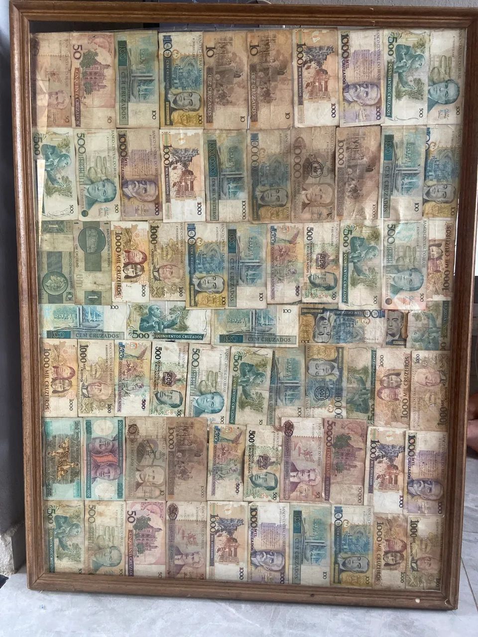 Quadro com notas antigas 