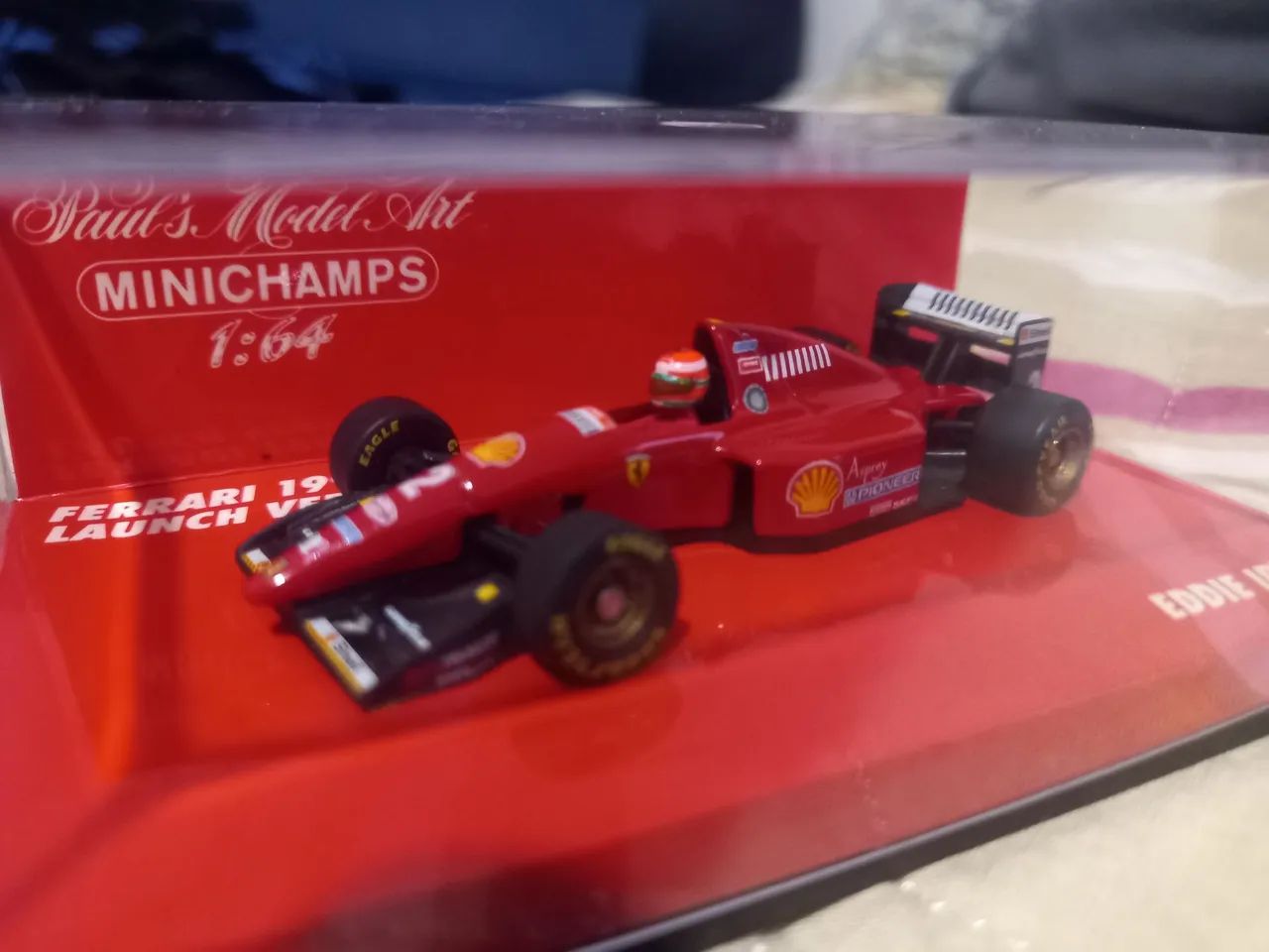 Miniatura F1 Ferrari 1996 Launch Version Eddie Irvine escala 1/64