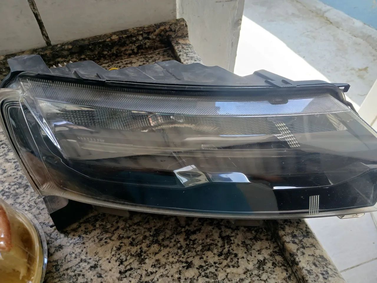 Par de farol do kwd  tem  que arrumar  o  suporte de parafusos   - Foto 2