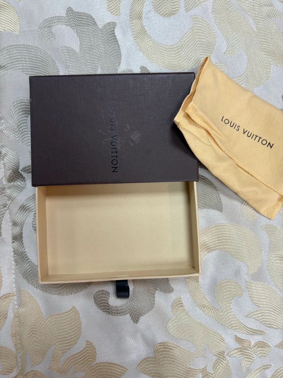 Caixa para carteira Louis Vuitton. 