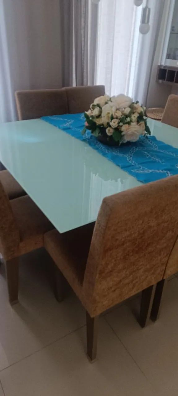 Mesa de jantar com 8 cadeiras