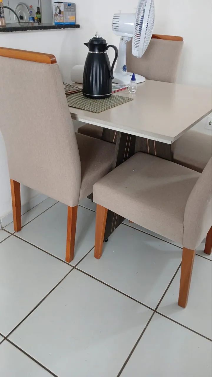 Mesa de madeira com 4 cadeiras inclusas  - Foto 4