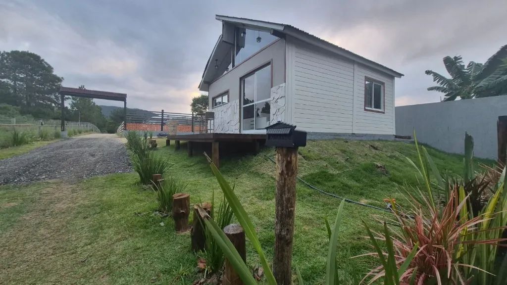 Casa com 2 dormitórios + amplo quintal com piscina em Condomínio no Ingleses!