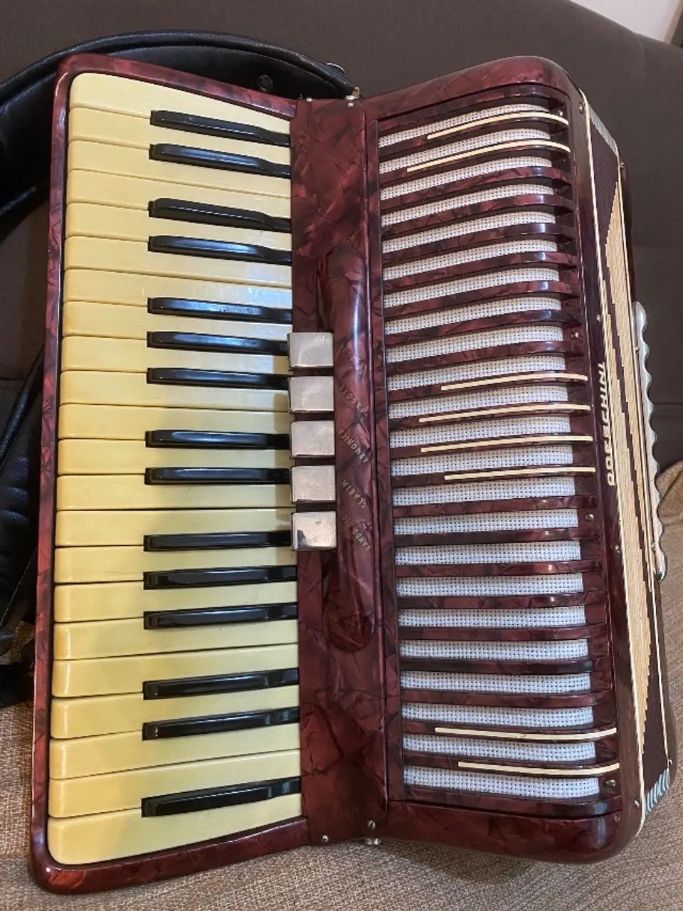 Acordeon Todeschini - Raridade - Único dono - Todo original - Case original. - Foto 3