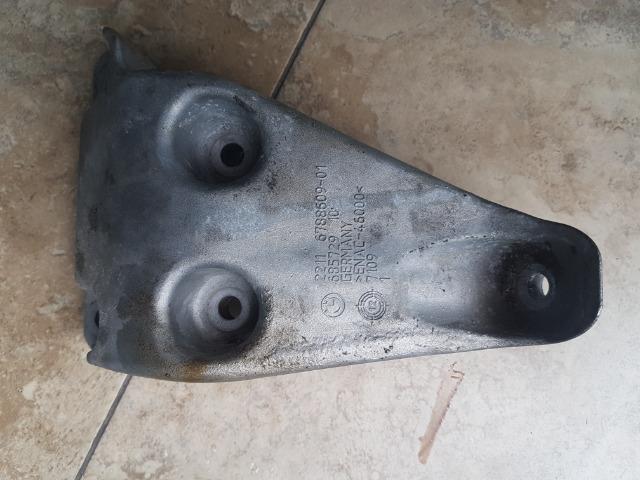 Suporte do coxim da bmw 320 i cada lado 150 reais original - Foto 4