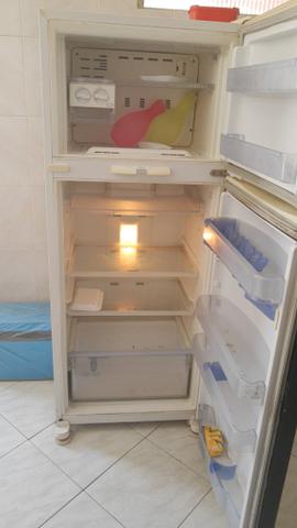 Geladeira (não tá gelando 100%) - Foto 4