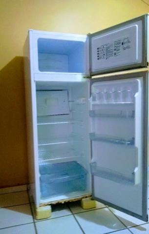 Geladeira Esmaltec RCD33, 276l, 220V (Para uso do congelador ou retirar peças) - Foto 3