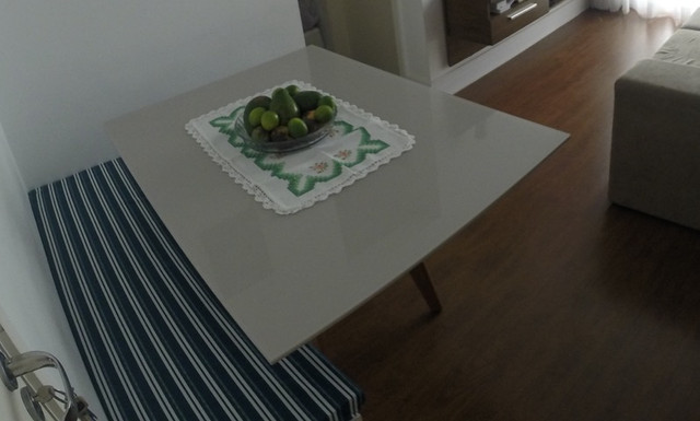 Vendo mesa retangular com pés de madeira e tampo de vidro laca