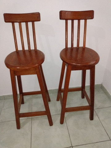 Duas banquetas e um balcão