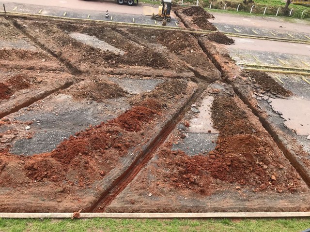 Bobcat e Mini escavadeira caminhão caçamba - Foto 6