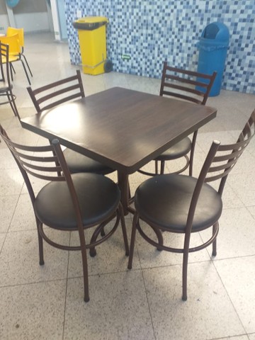 Jogo de mesa com 4 cadeiras 