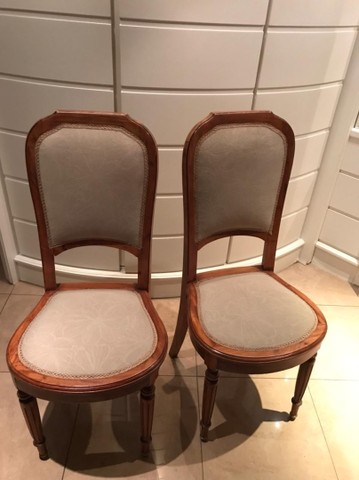 Duas cadeiras de madeira com assento em tecido