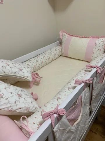 Kit enxoval de berço com almofadas, trocador, almofada de amamentar e mobili