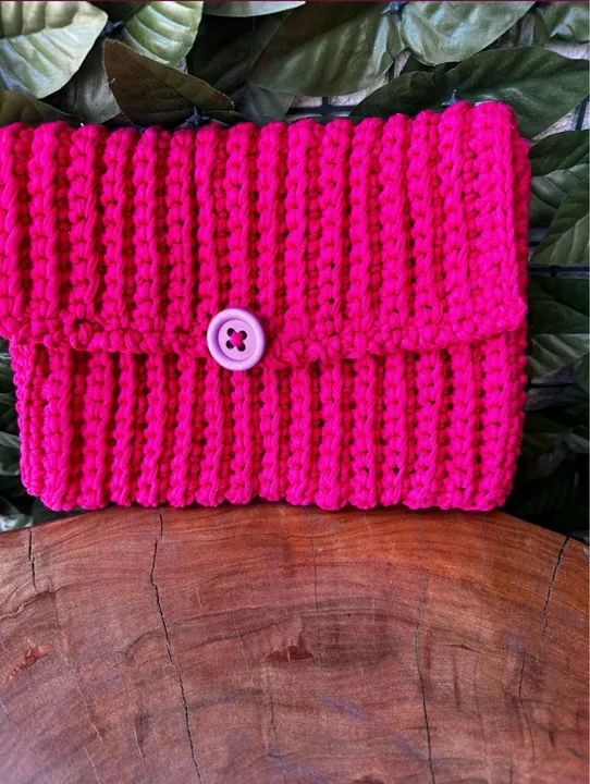 Clutch  de crochê rosa com botão - Foto 5