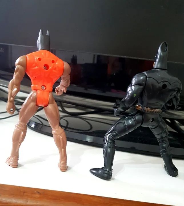 Batman 2 bonecos antigos em versões diferentes - Foto 2