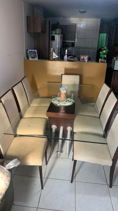 Mesa de vidro com 8 cadeiras 