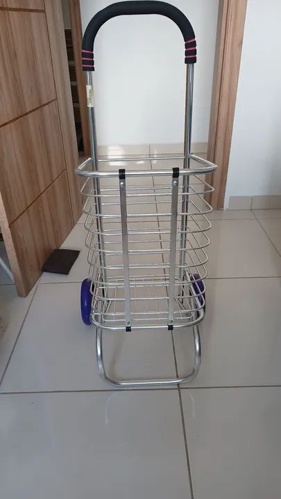Carrinho de Feira em Alumínio Dobrável com Cesta Removível  - Foto 2