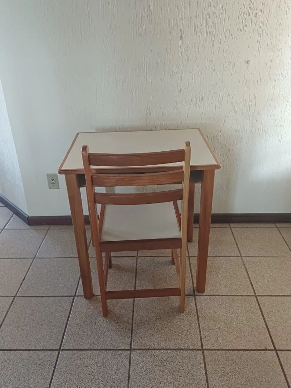 Conjunto Escrivaninha + Cadeira. Madeira Maciça Jacarandá. Em ótimo estado!